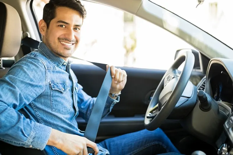 Motorista ao volante do carro segurado