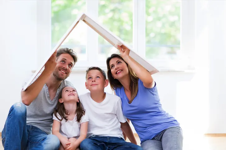 Família reunida em casa